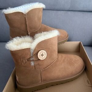 UGG W Mini Bailey Button